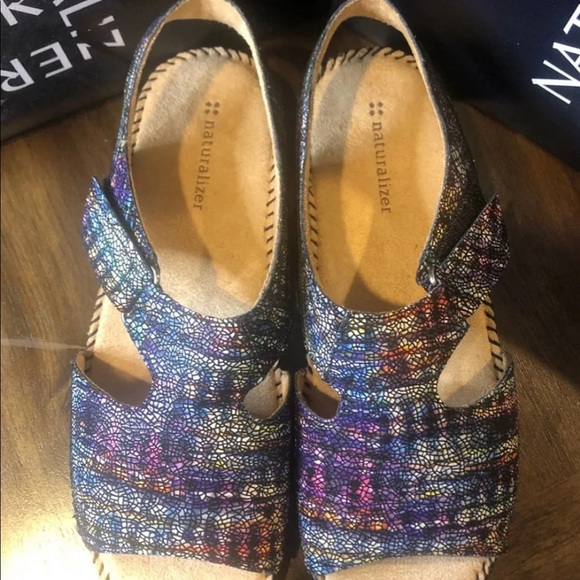 Naturalizer Scout Wide Sandals - Picture 8 of 9